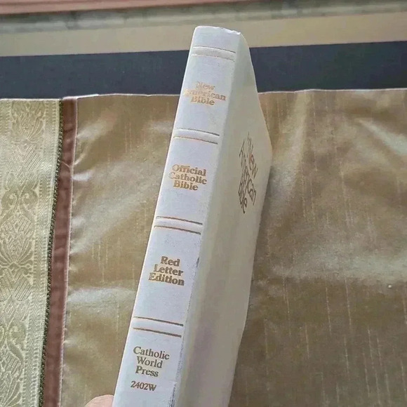 THE NEW AMERICAN BIBLE - Picture 4 of 4